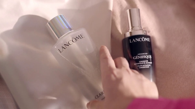 Video Reference: Hand, Liquid, Eyelash, Solution, Cosmetics, Fluid, Perfume, Finger, Gesture, Nail