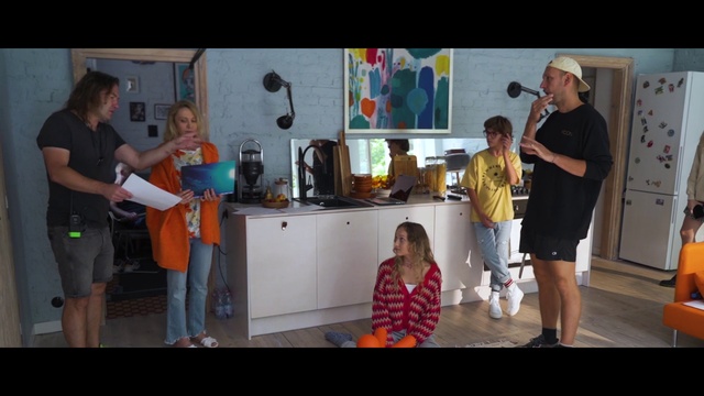 Video Reference: Arm, Shorts, T-shirt, Art, Leisure, Event, Fun, Entertainment, Visual arts, Room