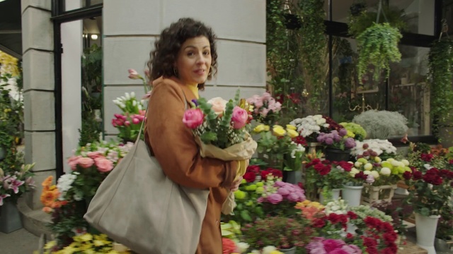 Video Reference: Flower, Plant, Petal, Dress, Flower Arranging, Happy, Flowerpot, Bouquet, Annual plant, Wedding ceremony supply