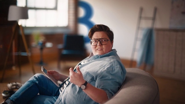 Video Reference: Glasses, Jeans, Vision care, Furniture, Comfort, Flash photography, Eyewear, Leisure, Fun, Happy