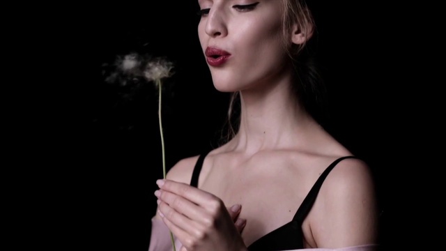 Video Reference: Face, Joint, Lip, Hand, Eyebrow, Shoulder, Eyelash, Black, Flash photography, Neck