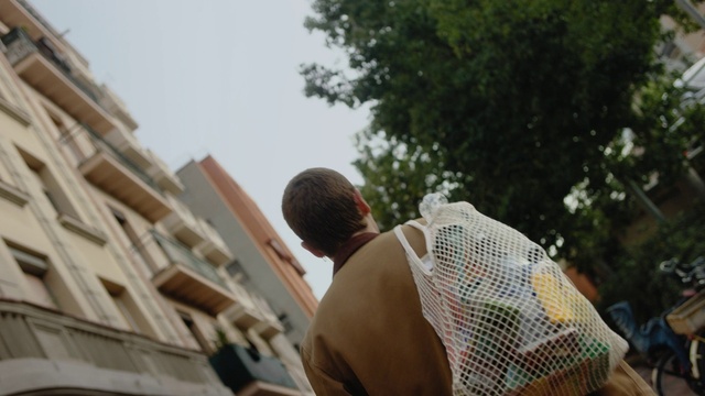 Video Reference: Daytime, Sky, Building, Window, Tree, Travel, Leisure, Wood, House, T-shirt