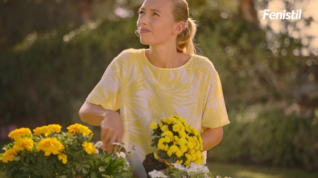 Video Reference: Flower, Plant, Eye, People in nature, Natural environment, Dress, Flash photography, Petal, Happy, Yellow