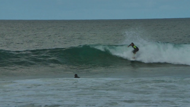 Video Reference: Water, Sky, Surfing, Surfboard, Fluid, Liquid, Body of water, Outdoor recreation, Surfing Equipment, Skimboarding