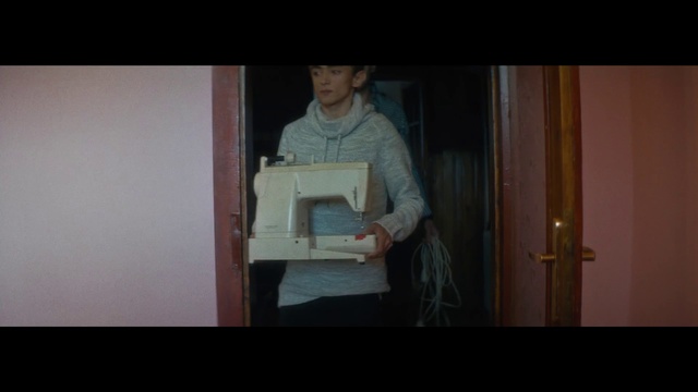 Video Reference: Sleeve, Flash photography, Wood, Home appliance, Display device, Room, Darkness, Job, Presentation, Fun