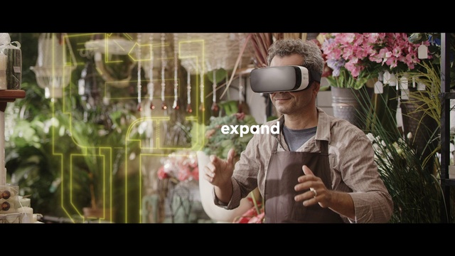 Video Reference: Plant, Vision care, Textile, Flash photography, Gesture, Eyewear, Happy, Camera, Cool, Cameras & optics