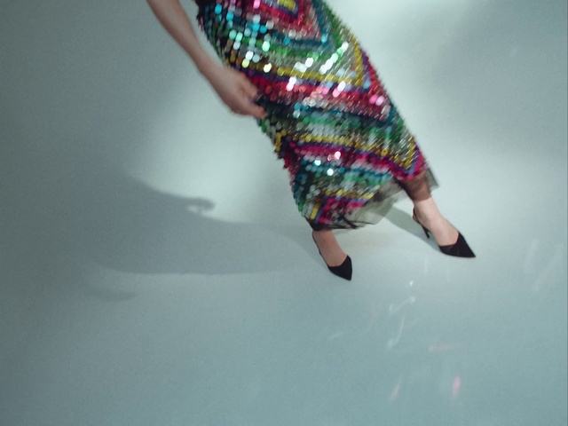 Video Reference: Water, Leg, Dress, Human body, Sleeve, Waist, Gesture, Knee, Thigh, Street fashion