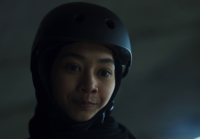 Video Reference: Outerwear, Helmet, Flash photography, Sports gear, Headgear, Recreation, Smile, Personal protective equipment, Electric blue, Fashion accessory