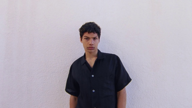 Video Reference: Forehead, Chin, Shoulder, Dress shirt, Neck, Jaw, Flash photography, Sleeve, Gesture, Collar