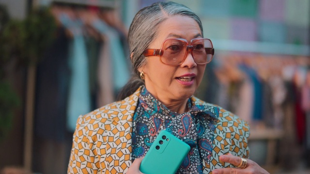 Video Reference: Glasses, Vision care, Microphone, Fashion, Happy, People, Eyewear, Event, Electric blue, Jewellery