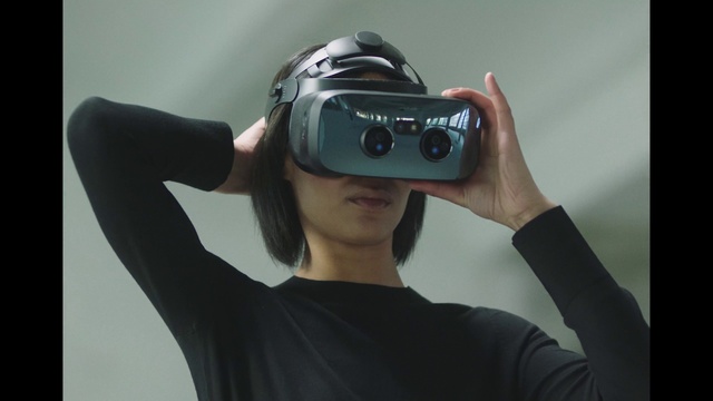 Video Reference: Clothing, Photographer, Vision care, Eyebrow, Arm, Shoulder, Digital camera, Reflex camera, Camera lens, Mirrorless interchangeable-lens camera