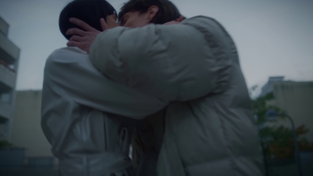 Video Reference: Shoulder, Cloud, Sleeve, Gesture, Sky, Happy, Flash photography, Elbow, Event, Romance