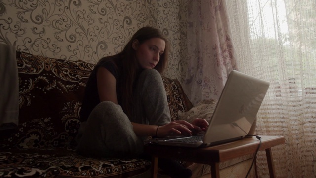 Video Reference: Joint, Computer, Laptop, Personal computer, Hairstyle, Comfort, Human, Textile, Wood, Flash photography