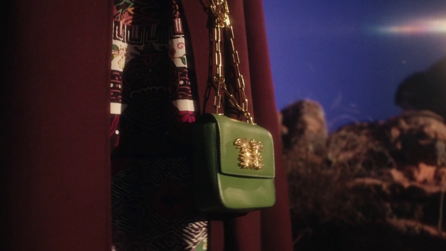 Video Reference: Automotive lighting, Bag, Magenta, Wood, Event, Electric blue, Formal wear, Fashion design, Fashion accessory, Carmine