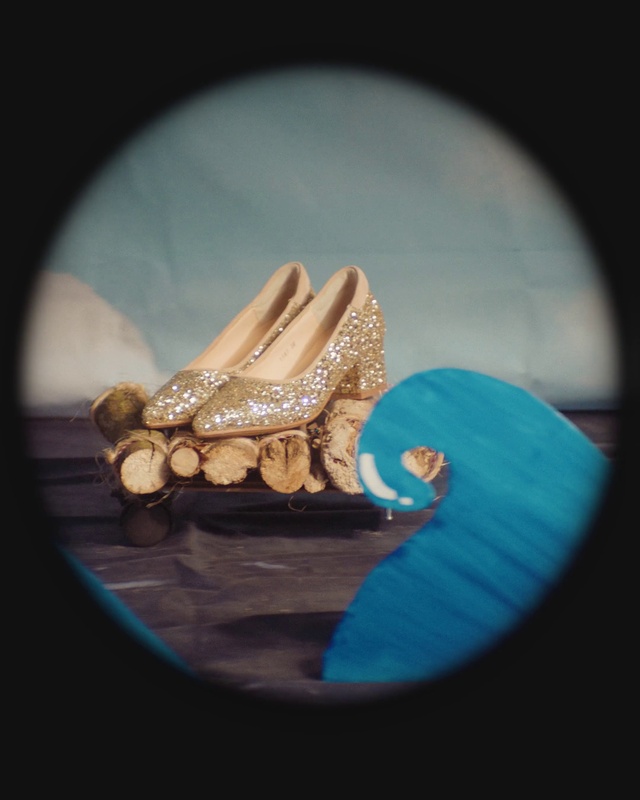 Video Reference: Body jewelry, Gesture, Natural material, Finger, Tiara, Headpiece, Flash photography, Jewellery, Crown, Circle