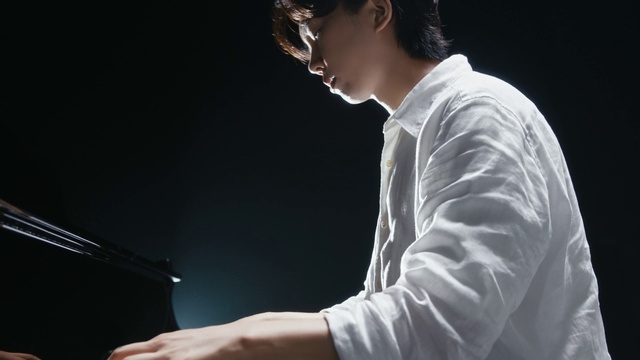 Video Reference: Glasses, Musical instrument, Piano, Keyboard, Sleeve, Musician, Musical instrument accessory, Pianist, Jazz pianist, Flash photography