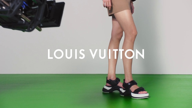 Video Reference: Joint, Shoe, Leg, Knee, Gesture, Thigh, Calf, Sportswear, Camera, Font