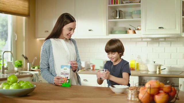 Video Reference: Tableware, Countertop, Food, Table, Smile, Recipe, Kitchen, Plate, Cooking, Kitchen appliance