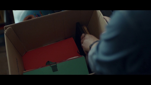 Video Reference: Gesture, Automotive design, Window, Tints and shades, Carton, Comfort, Human leg, Space, Thigh, Box