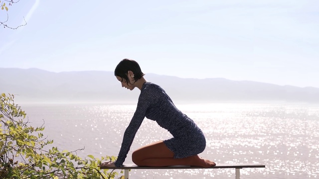 Video Reference: Water, Sky, People in nature, Flash photography, Happy, Knee, Thigh, Horizon, Lake, Leisure