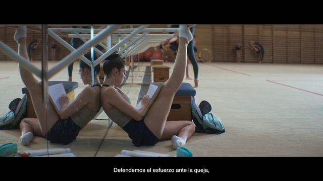 Video Reference: Flash photography, Thigh, Knee, Human leg, Screenshot, Recreation, Leisure, Performing arts, Automotive design, Foot