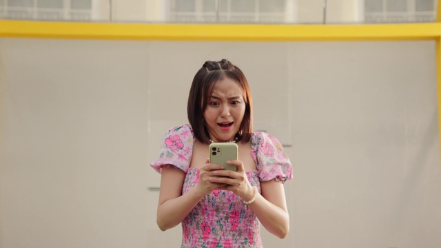 Video Reference: Hair, Face, Sleeve, Happy, Gesture, Smile, Gadget, Mobile phone, T-shirt, Event