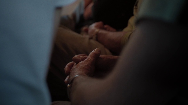 Video Reference: Comfort, Gesture, Thumb, Finger, Nail, Elbow, Wrist, Foot, Human leg, Barefoot