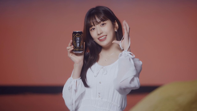 Video Reference: Lip, Smile, Flash photography, Eyelash, Sleeve, Happy, Gesture, Waist, Black hair, Elbow