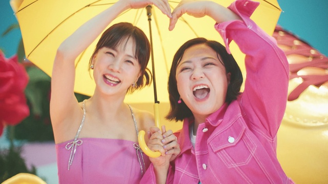 Video Reference: Smile, Skin, Facial expression, Mouth, Human, Happy, Yellow, Gesture, Finger, Flash photography