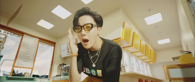 Video Reference: Glasses, Vision care, Jaw, Sleeve, Eyewear, Picture frame, T-shirt, Audio equipment, Jewellery, Necklace