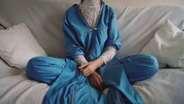 Video Reference: Jeans, Comfort, Sleeve, Textile, Grey, Denim, Electric blue, Knee, Linens, Human leg