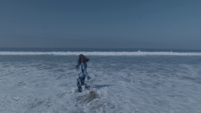 Video Reference: Water, Sky, Cloud, Horizon, Freezing, Wind, Recreation, Wind wave, Beach, Landscape