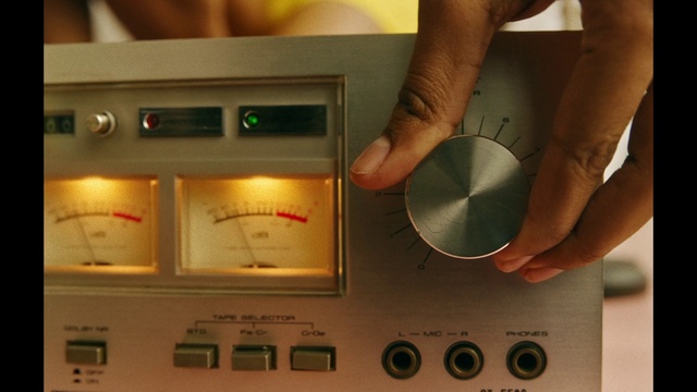 Video Reference: Gesture, Kitchen appliance, Audio equipment, Gas, Home appliance, Gadget, Technology, Wrist, Thumb, Machine