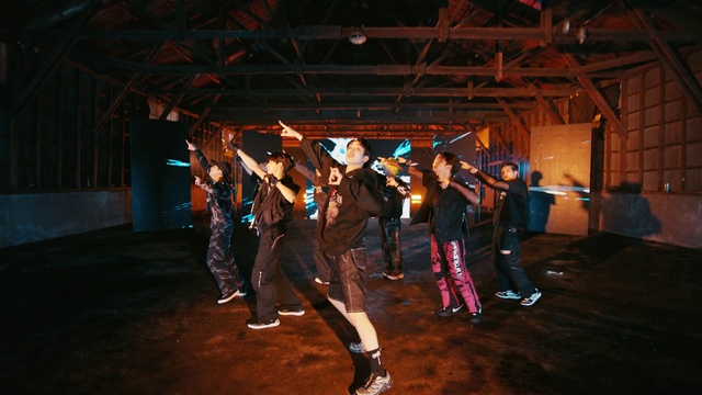 Video Reference: Dance, Music, Choreography, Performing arts, Flash photography, Entertainment, Event, Musician, Darkness, Leisure