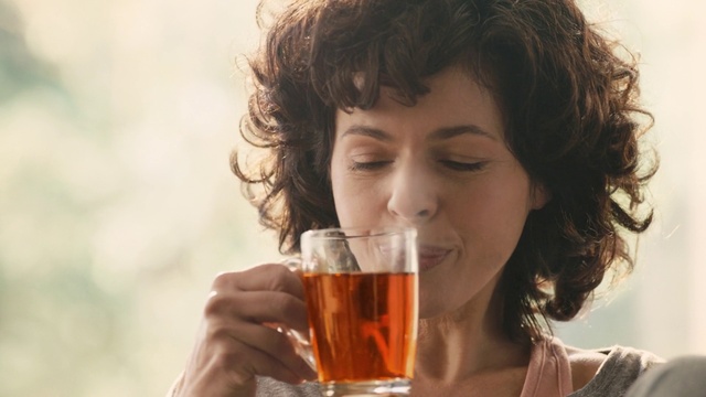 Video Reference: Hair, Lip, Drinkware, Tableware, Beer, Happy, Barware, Eyelash, Beer glass, Alcoholic beverage