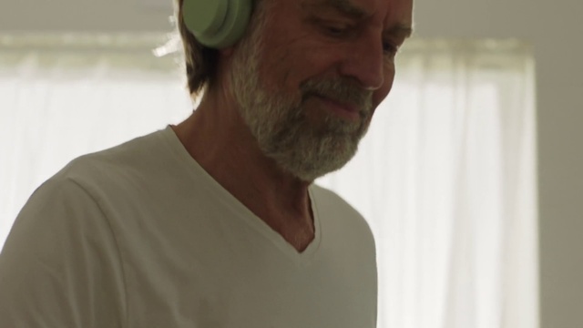 Video Reference: Nose, Chin, Beard, Human, Neck, Sleeve, Ear, Eyewear, Curtain, Audio equipment