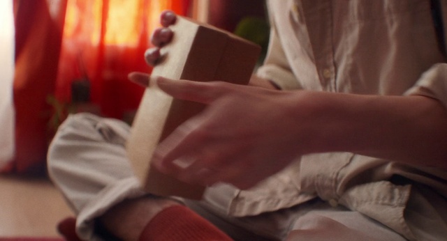 Video Reference: Comfort, Gesture, Thigh, Finger, Knee, Thumb, Nail, Wrist, Human leg, Magenta