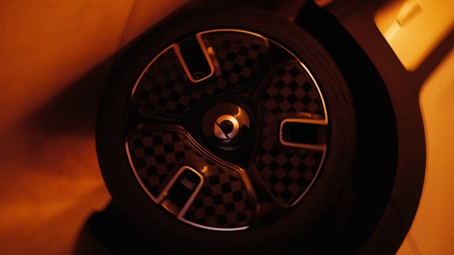 Video Reference: Wheel, Automotive tire, Automotive lighting, Alloy wheel, Orange, Steering wheel, Rim, Automotive design, Audio equipment, Spoke
