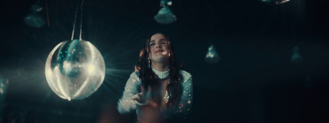 Video Reference: Musician, Flash photography, Music, Sky, Artist, Performing arts, Music artist, Entertainment, Audio equipment, Singing