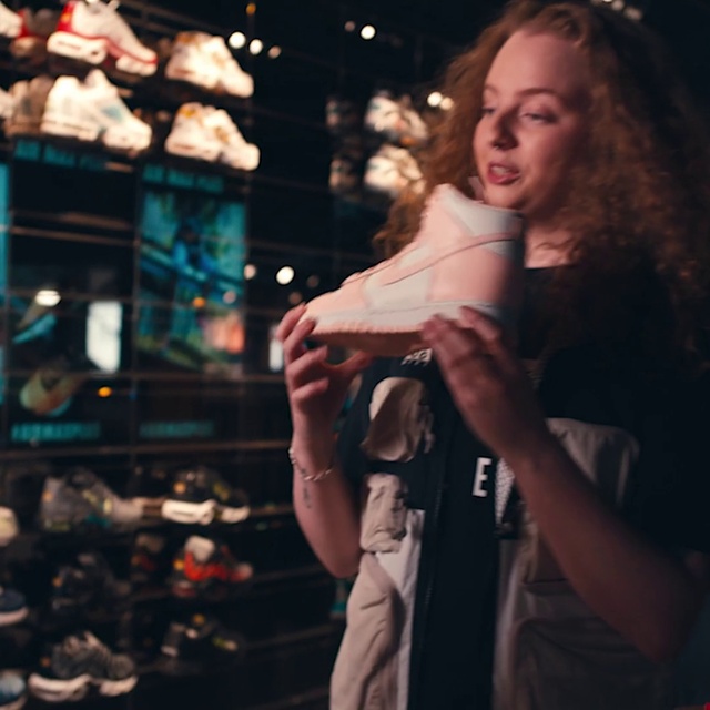 Video Reference: Musician, Human, Fashion, Flash photography, Standing, Entertainment, Performing arts, Music, Music artist, Fun