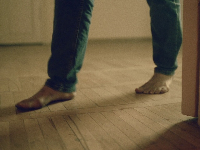 Video Reference: Leg, Wood, Flooring, Knee, Floor, Thigh, Hardwood, Laminate flooring, Barefoot, Entertainment