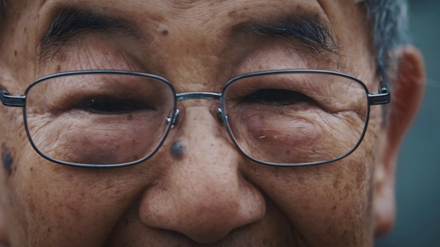 Video Reference: Forehead, Nose, Glasses, Cheek, Skin, Lip, Chin, Vision care, Eyebrow, Eyelash