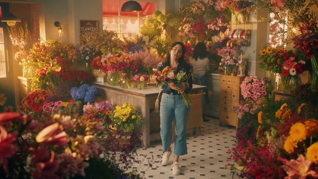 Video Reference: Flower, Plant, Flowerpot, Orange, Botany, Textile, Temple, Lighting, Interior design, Flower Arranging