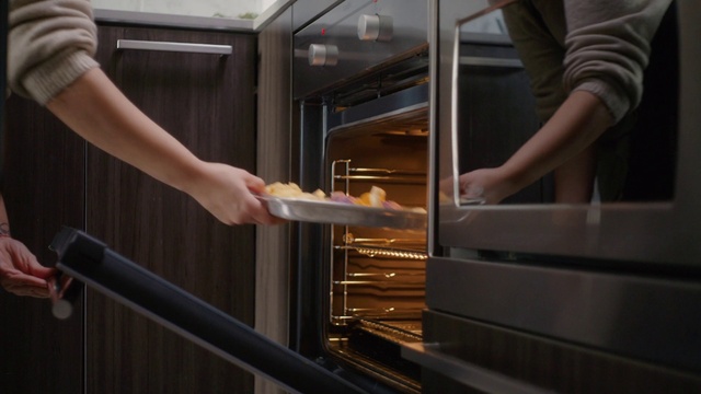 Video Reference: Hand, Standing, Gesture, Sleeve, Wood, Gas, Cooking, Tableware, Kitchen appliance, Metal