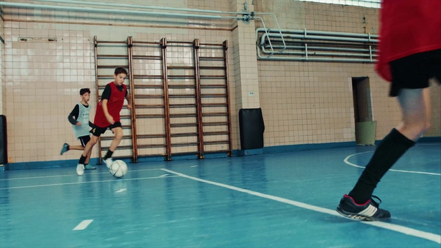 Video Reference: Sports equipment, Shorts, Soccer, Indoor soccer, Ball, Futebol de salão, Futsal, Player, Sports uniform, Building