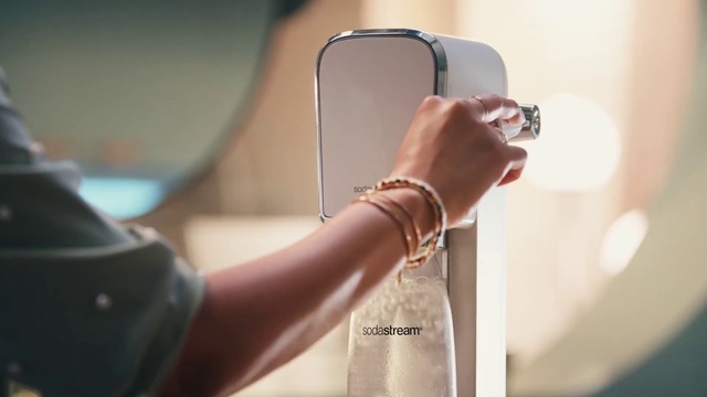 Video Reference: Hand, Arm, Shoulder, Human body, Mobile phone, Camera lens, Vision care, Photographer, Gesture, Communication Device