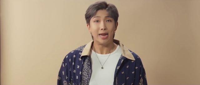 Video Reference: Forehead, Lip, Chin, Smile, Neck, Jaw, Sleeve, Gesture, Street fashion, Flash photography