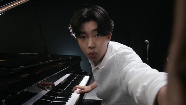 Video Reference: Musical instrument, Keyboard, Piano, Musical keyboard, Musician, Organist, Flash photography, Musical instrument accessory, Electric piano, Pianist