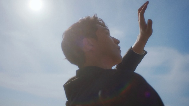 Video Reference: Sky, Cloud, Atmosphere, Flash photography, Happy, Gesture, Sunlight, Thumb, People in nature, Travel