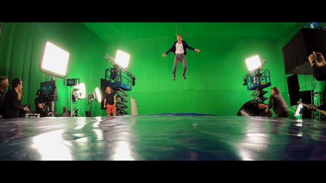 Video Reference: Green, Performing arts, Entertainment, Dance, Choreography, Performance art, Event, Artist, Stage, Fashion design